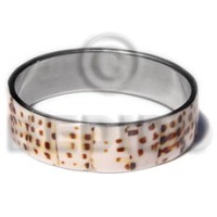 Laminated cowrie shell in