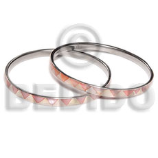 laminated hammershell nat. white/pink zigzag alt. in 5mm stainless metal / 65mm in diameter / price per piece - Shell Bangles