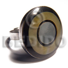 big accent haute hippie round 25mm / adjustable metal ring/  laminated MOP/hammershell combination in black resin - Home