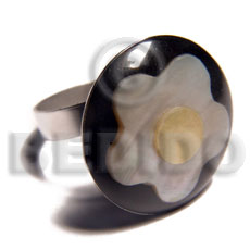 big accent haute hippie round 20mm / adjustable metal ring /  laminated kabibe flower shell and MOP combination in black resin - Home